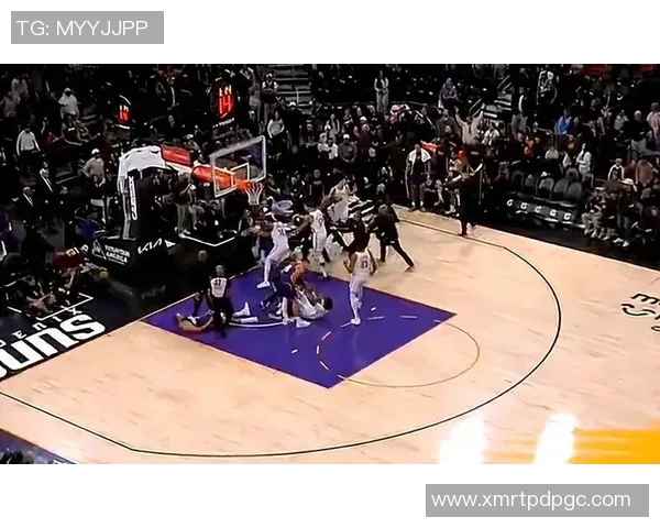 开拓者与勇士赛场冲突引发激烈争执球员情绪失控现场火药味十足 开拓者与勇士赛场冲突引发激烈争执球员情绪失控现场火药味十足