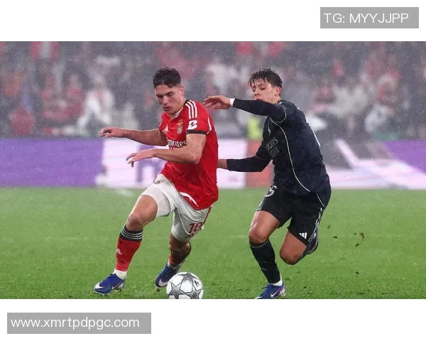 欧冠激战本菲卡对决曼联谁能在巅峰对决中笑到最后