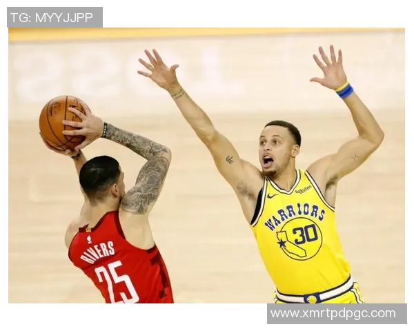 勇士队与国王队激战正酣NBA季后赛精彩对决引发球迷热议